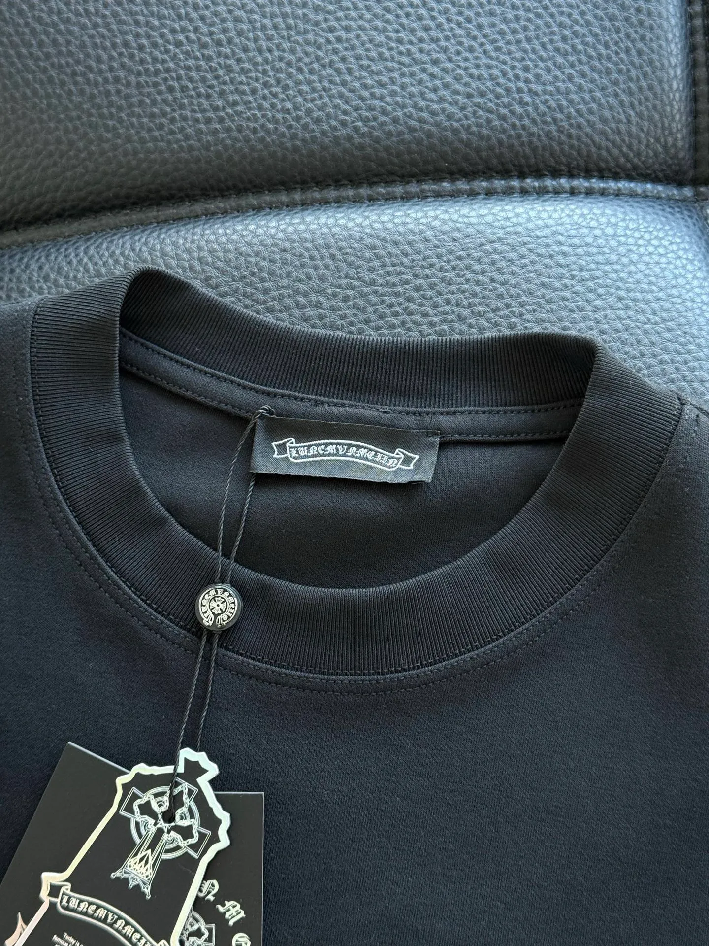 P426 Chrome Hearte CH new cross horseshoe Chrome Heart Sanskrit three-dimensional patchwork show craftsmanship, washed and frayed, double-sided cotton fabric, custom-dyed in the same vat with special bold 32-count double-strand 1X1 thread. .Light luxury, a must-have item for daily commuting for men and women.  Color: Black White Size: M~3x Style No.: 3589